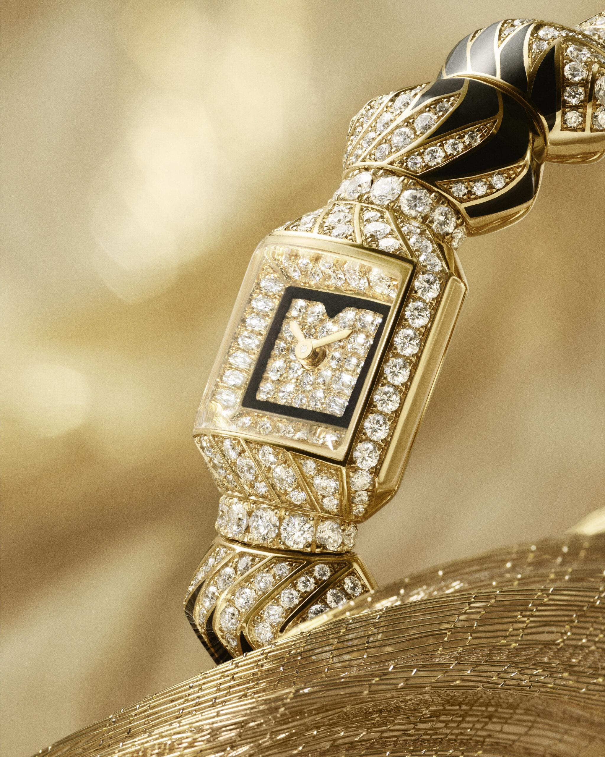 未使用品　Cartier とスワロフスキー Cartier Relaunches Roadster at Watches & Wonders 2026, A Bold