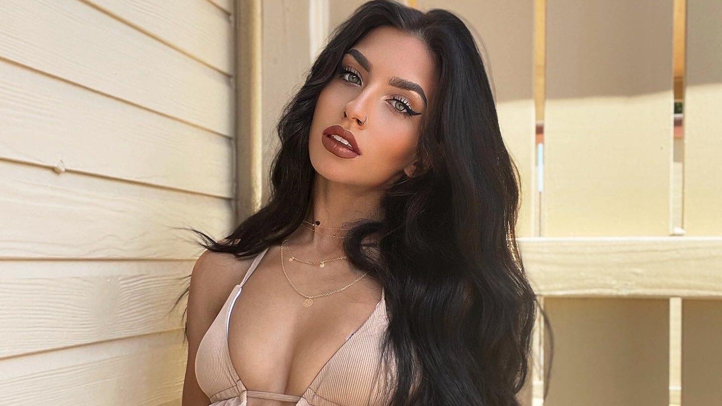 Laura Penaloza – Model, Influencer and Mom at Only 22